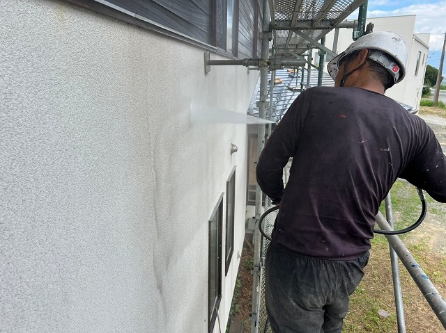 笛吹市のソーラー発電邸宅にて、住宅の塗り替え前の高圧洗浄作業を慎重に行いました